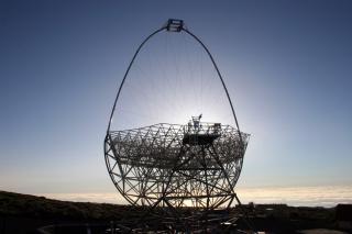Telescopio Cherenkov MAGIC (Major Atmospheric Gamma Imaging Cherenkov Telescope), de 17 m de diámetro, para la observación de rayos gamma de alta energía y rayos cósmicos, situado en el Observatorio del Roque de los Muchachos, en la isla de La Palma. Crédito: Nik Szymanek / IAC.  Fuente: https://www.iac.es/bia/imagenes.php?id_cat=11&id=45&img=282